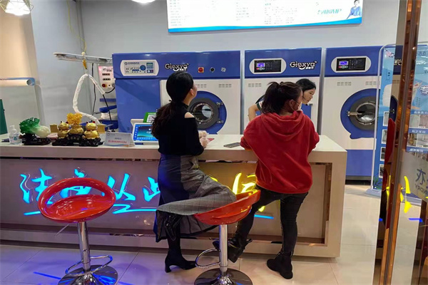 白色衣服染色很尴尬