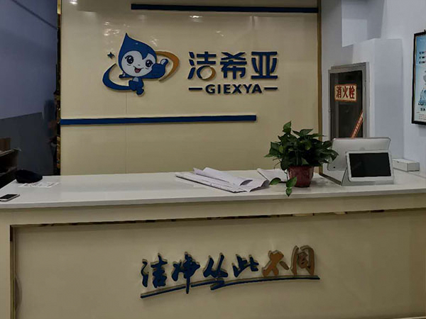 白色衣服染色很尴尬 白色衣服染色很尴尬